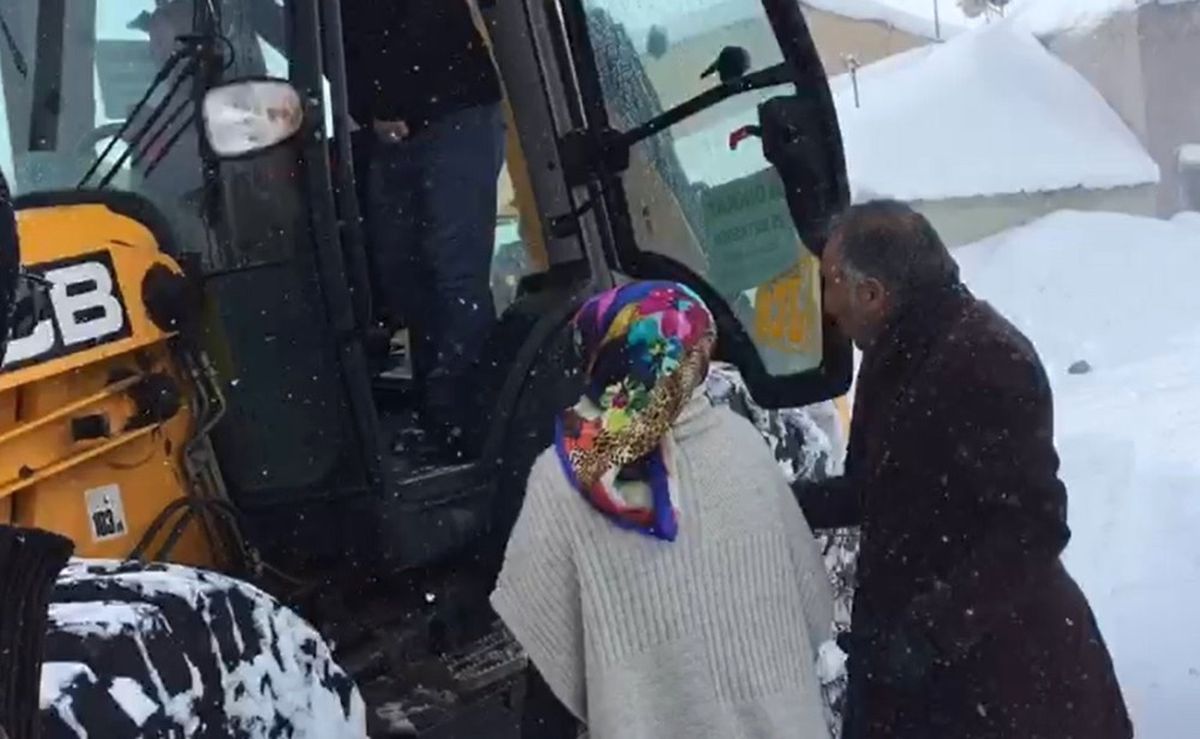 Tipide Mahsur Kalan Hamile Kadın, Kepçe ile Evine Ulaştırıldı