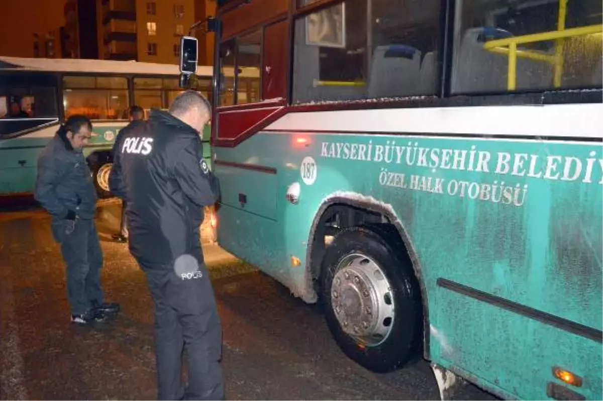 Trafikte Sürücüsüyle Tartıştığı Halk Otobüsüne, Tabancayla Ateş Etti