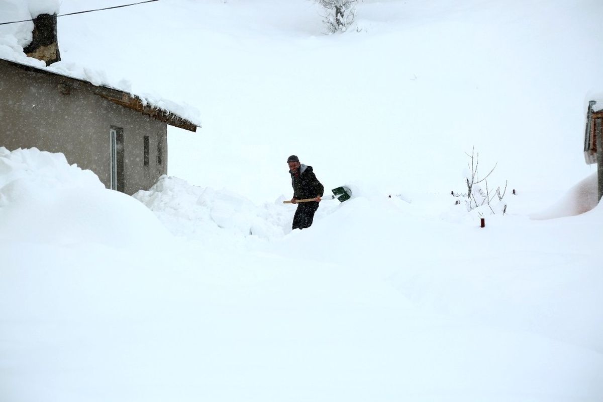 Tunceli Kara Teslim, Yer Yer 2 Metreye Ulaştı