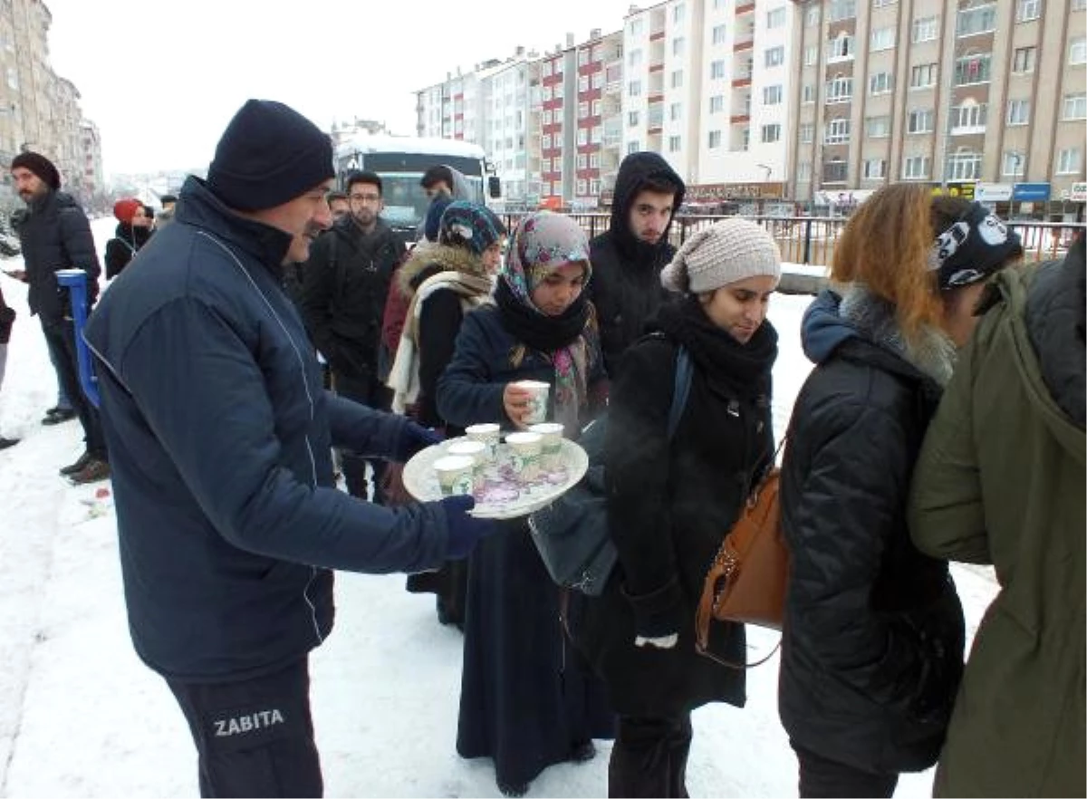 Yozgat\'ta Kar Yolları Kapattı, Duraklarda Bekleyenlere Sıcak Süt Dağıtıldı