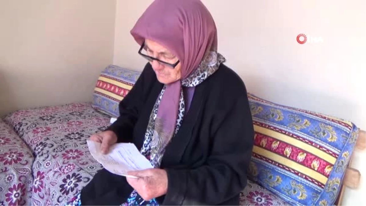 74 Yaşındaki Melek Nine, Okuma-yazma Öğrenmek İçin Her Gün 1 Kilometre Yürüyor