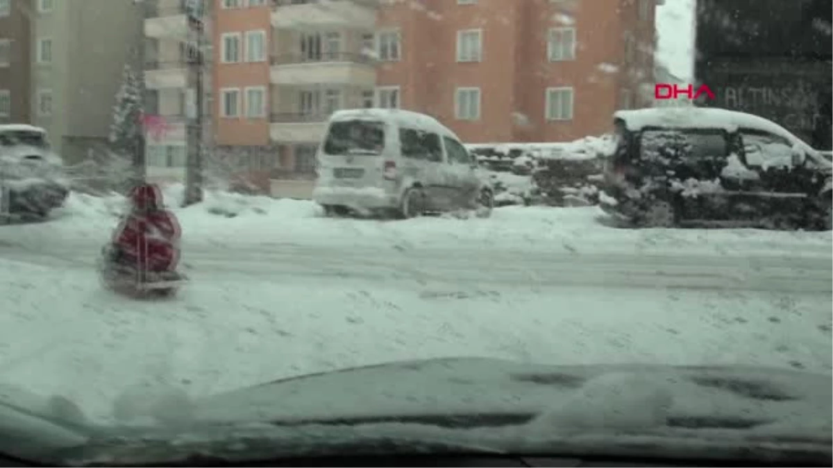 Aksaray Otomobilin Arkasına Tehlikeli Kızak Keyfi