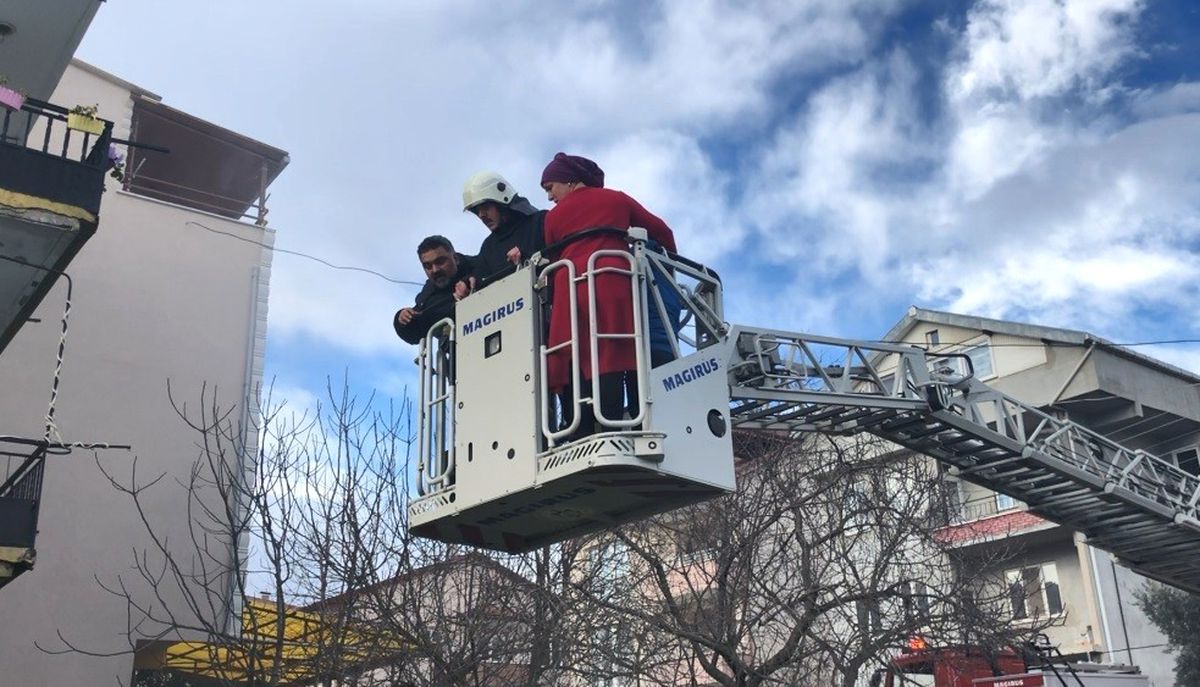 Alevlerin Sardığı Binada Mahsur Kalanların İmdadına İtfaiye Yetişti
