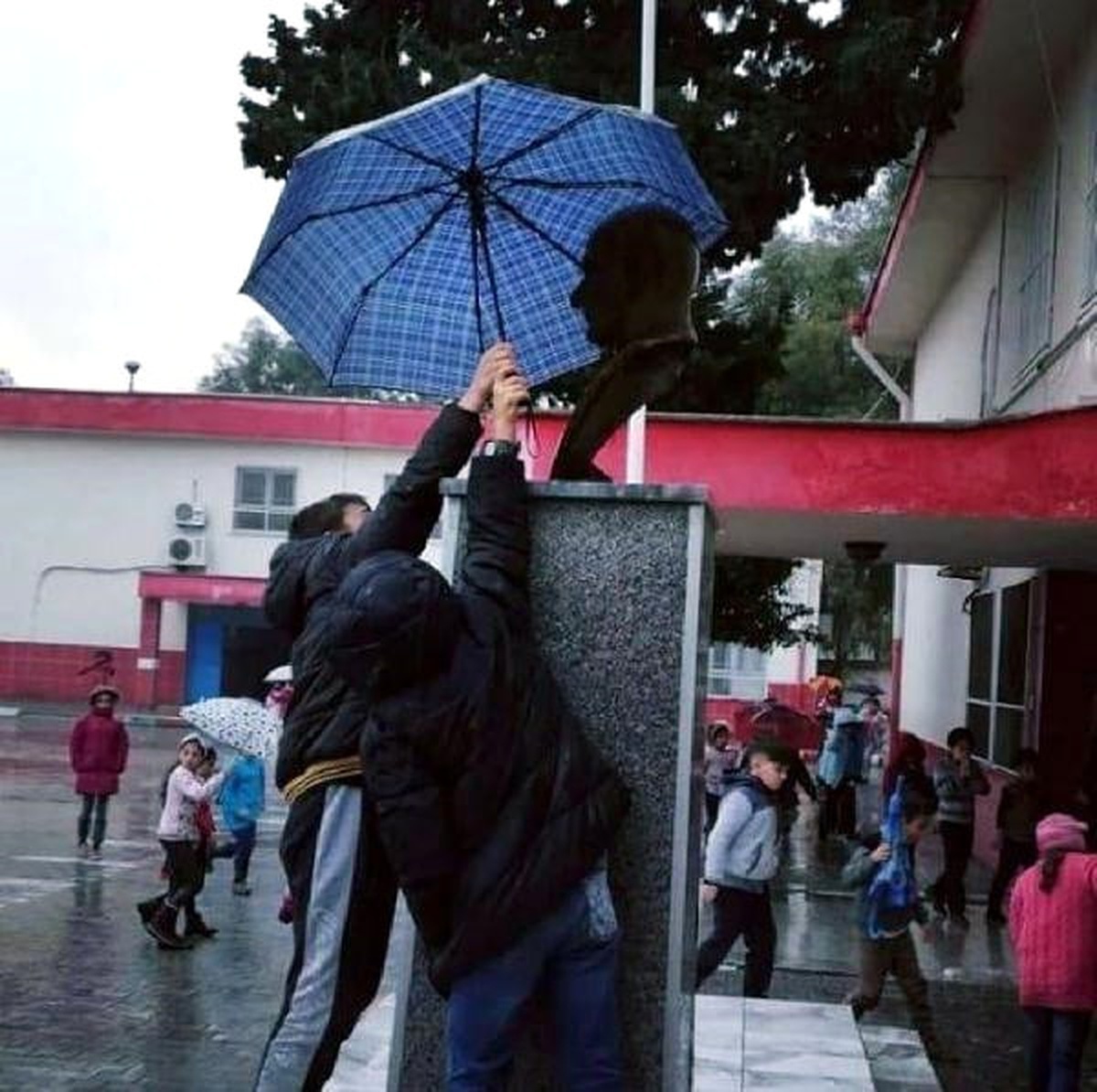 Atatürk Büstünün Islanmaması İçin Şemsiye Tuttular