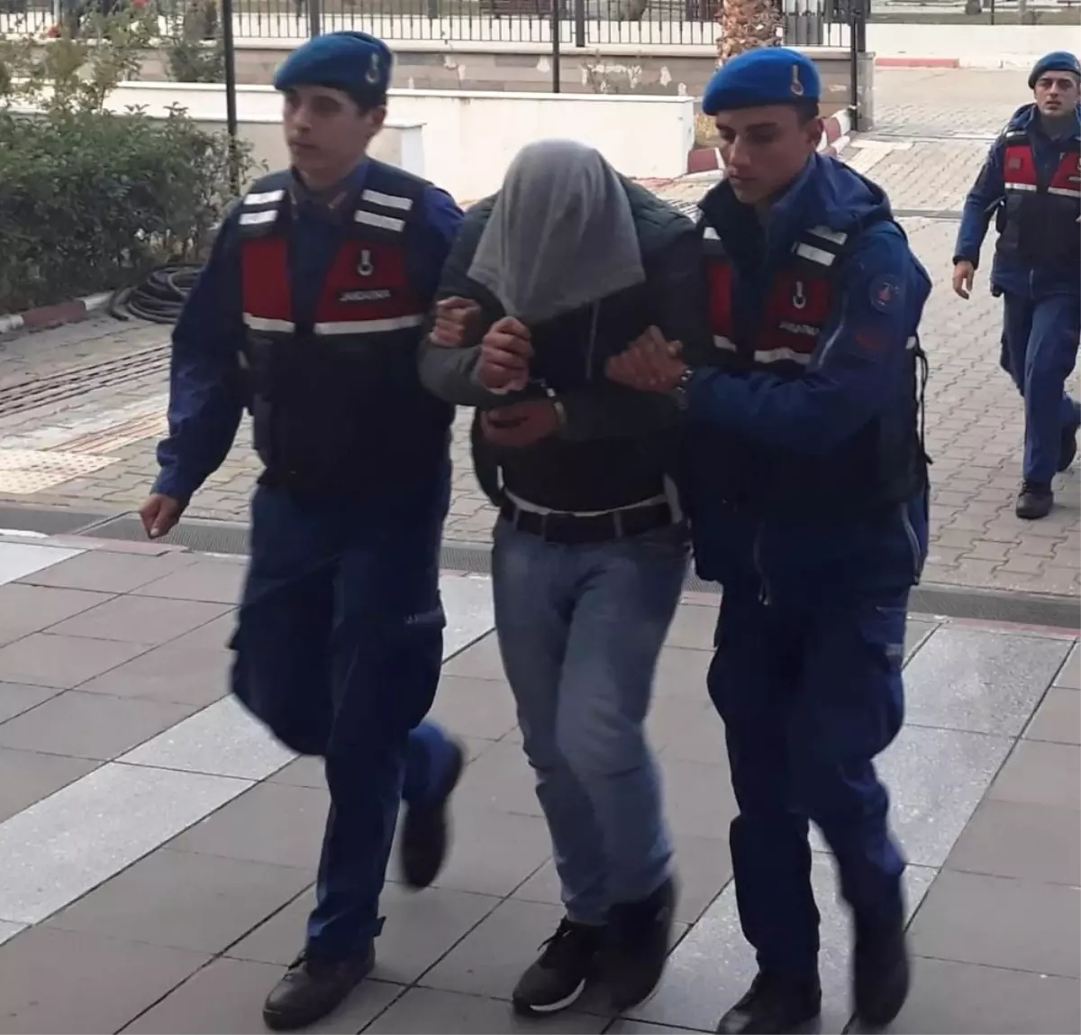 Aydın\'da Sosyal Medyadan Terör Propagandasına 2 Gözaltı