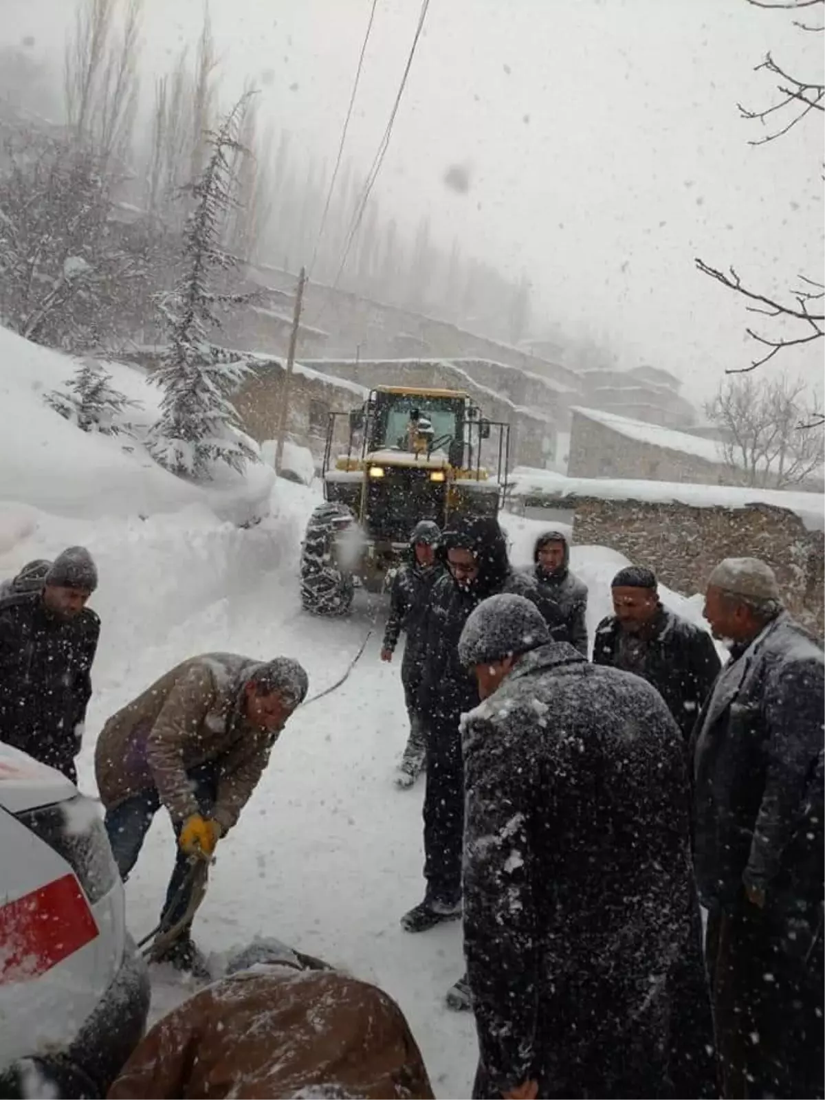 Bahçesaray\'da Tansiyon ve Şeker Hastası Kadın 1 Saatlik Çalışma Sonucu Hastaneye Ulaştırıldı