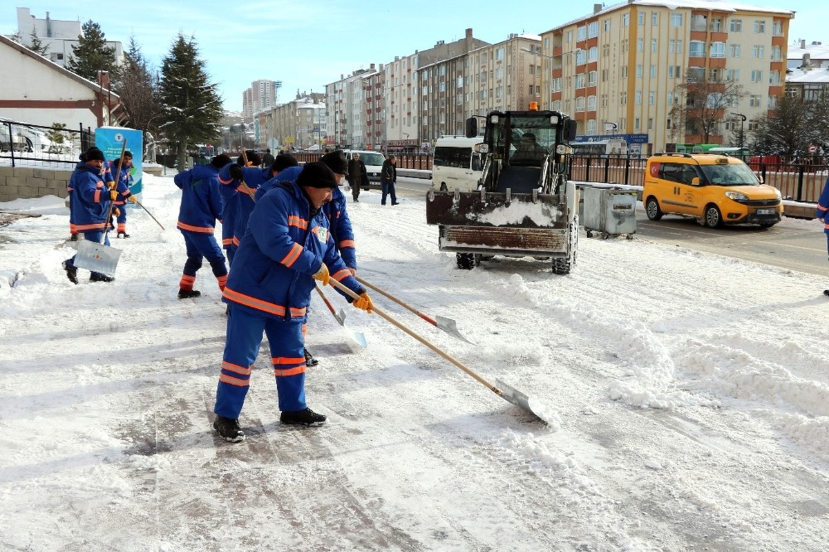 Belediyeden Kar Küreme ve Solüsyon Çalışması