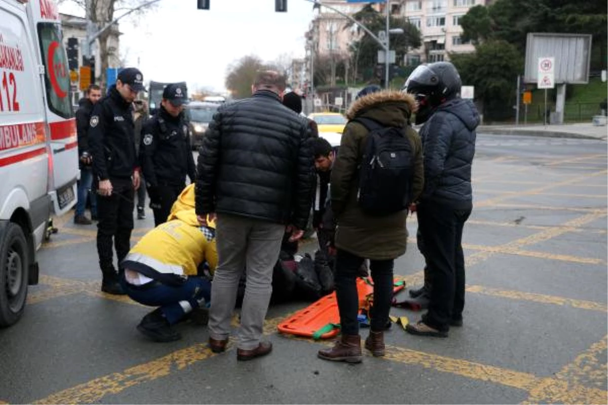 Beşiktaş\'ta Motosikletli Kurye Kaza Yaptı