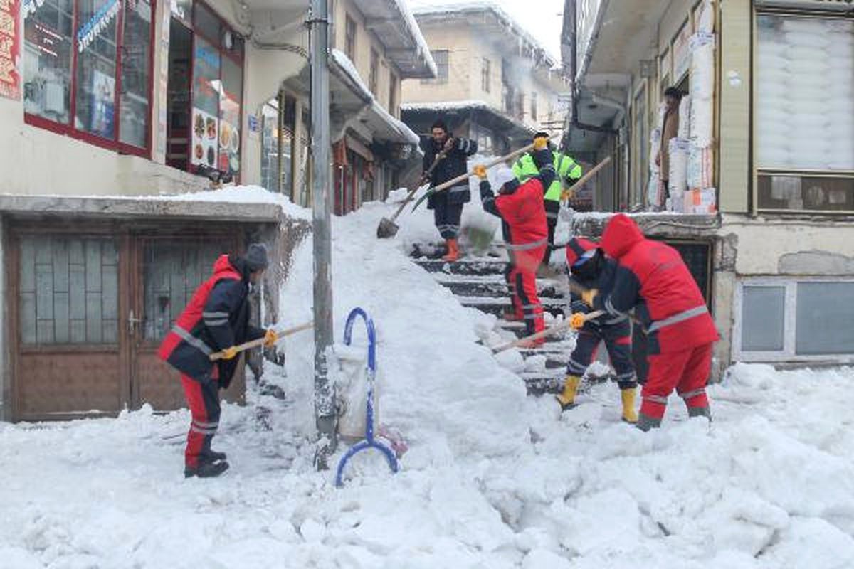 Bitlis\'te İşçilerin Zorlu Kar Temizliği