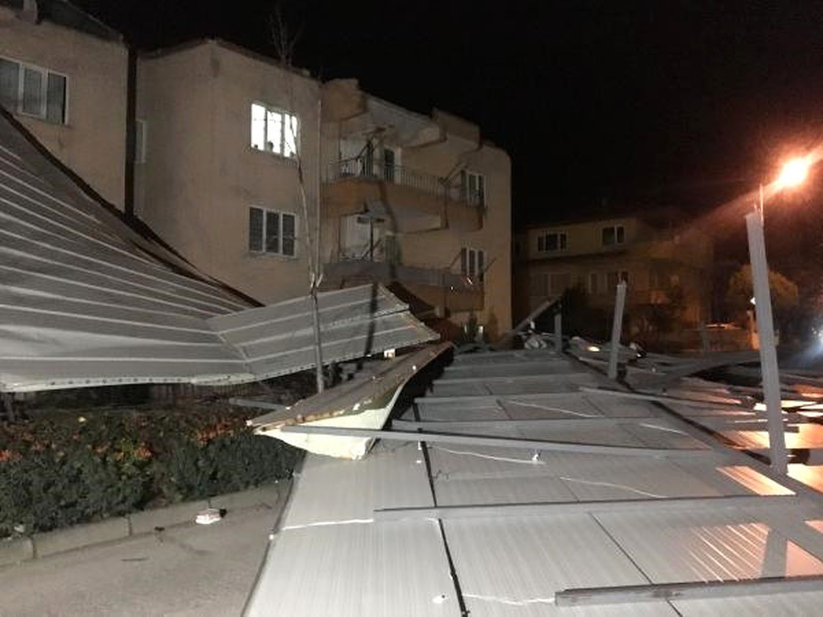 Bursa\'da Fırtına; Çatılar Uçtu, Ağaçlar Devridi
