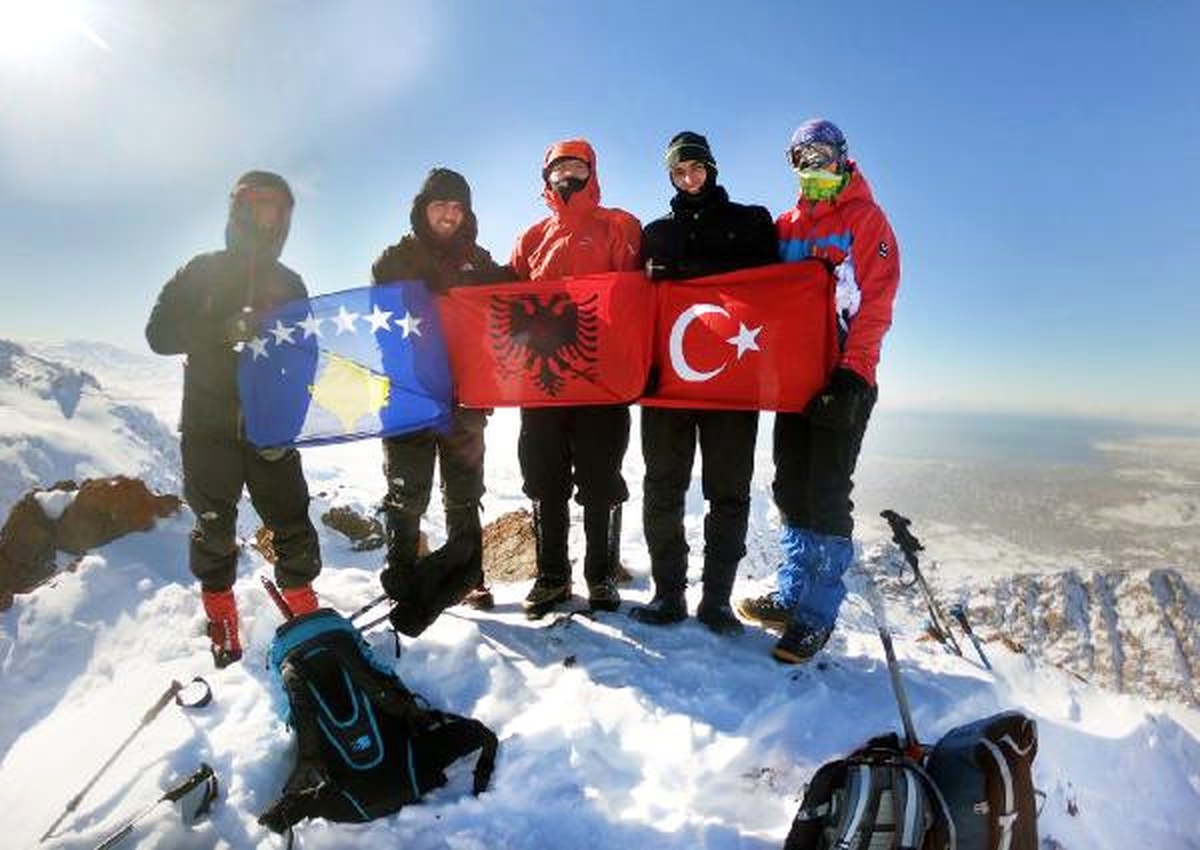 Dağcılar, Sarıkamış Şehitleri İçin Erek Dağı\'na Tırmandı