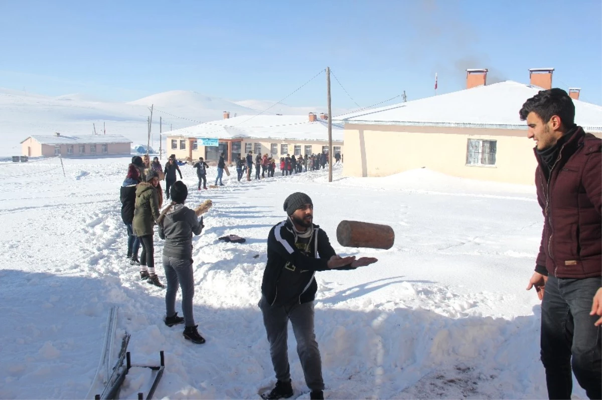 Dondurucu Soğukta Köydeki Kardeşleri İçin Spor Salonu Yaptılar