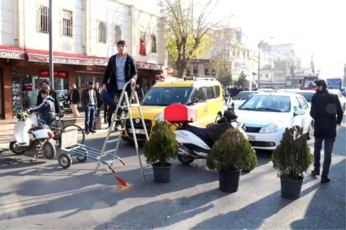 Eektrik Kesintilerini Yol Kapatarak Protesto Ettiler