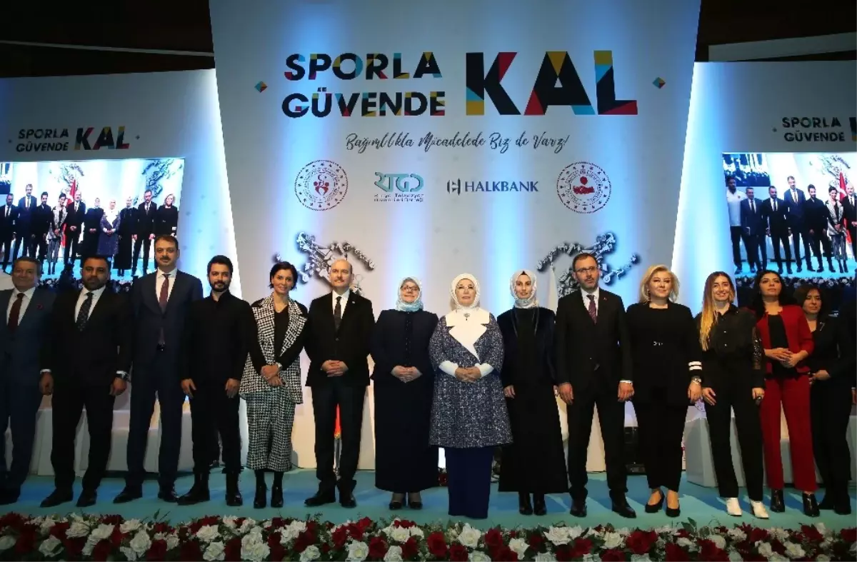 Emine Erdoğan: "Yatmadan Önce Sosyal Medya Hesaplarını Değil Kitap Satırlarını Görün"