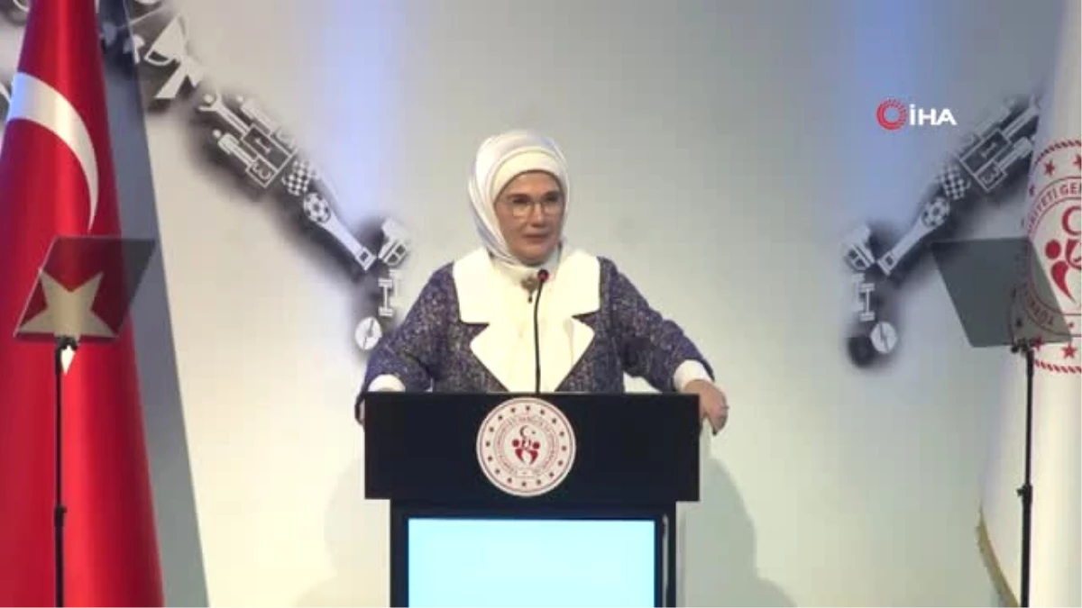 Emine Erdoğan: "Yatmadan Önce Sosyal Medya Hesaplarını Değil Kitap Satırlarını Görün"