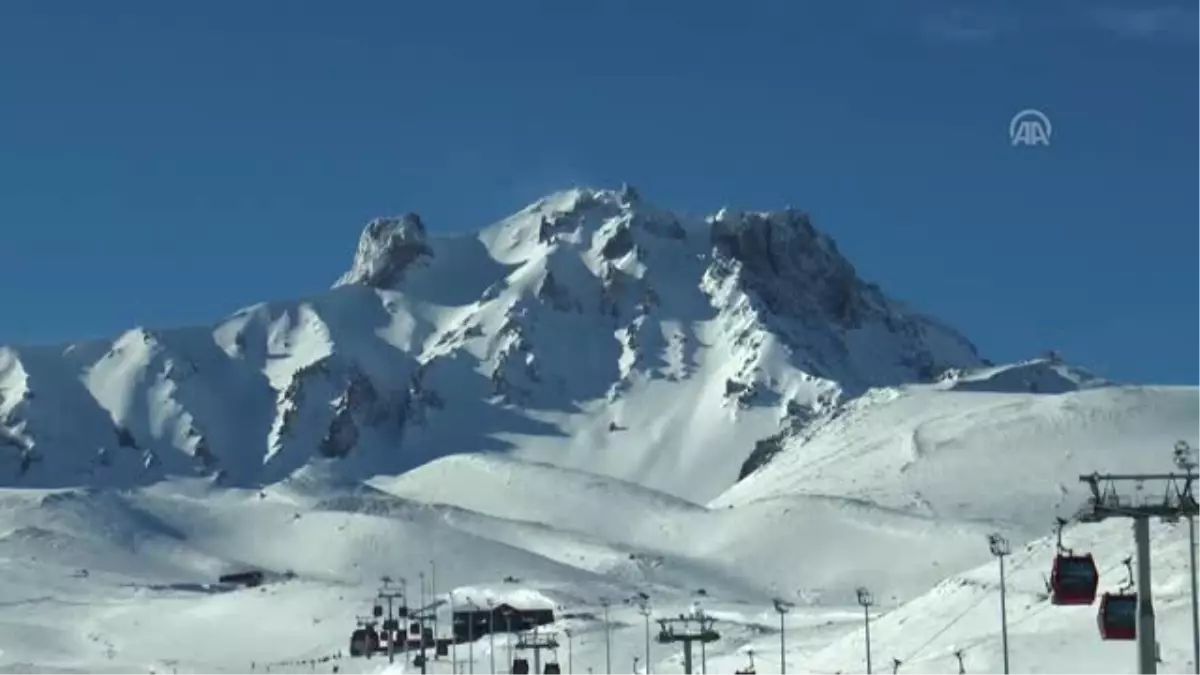 Erciyes\'te Güneşli Havada Kayak Keyfi