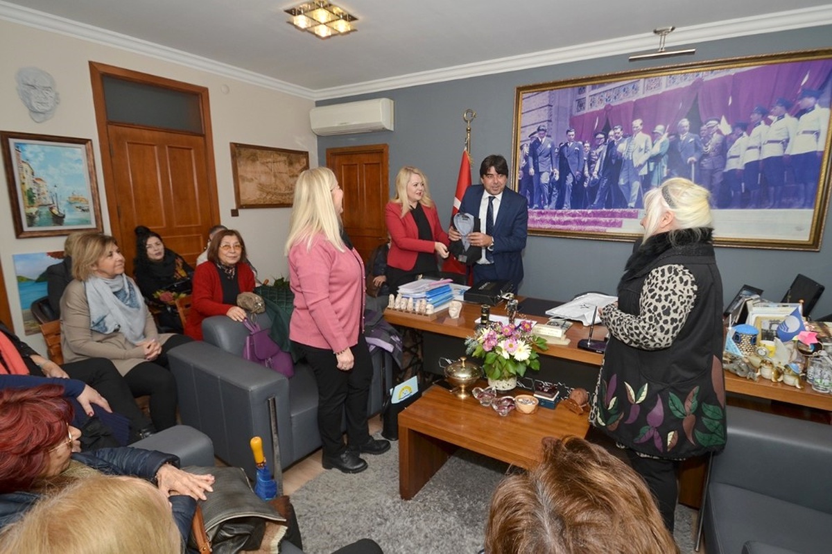 Foçalı Kadınlar Başkan Demirağ\'ı Ziyaret Etti