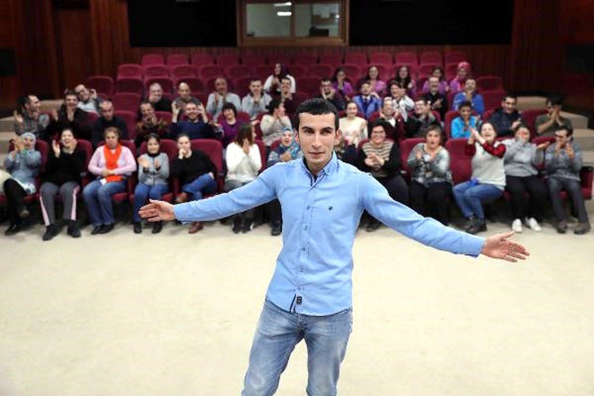 Görme Engelli Stand-Up\'çı Güldürürken Düşündürüyor