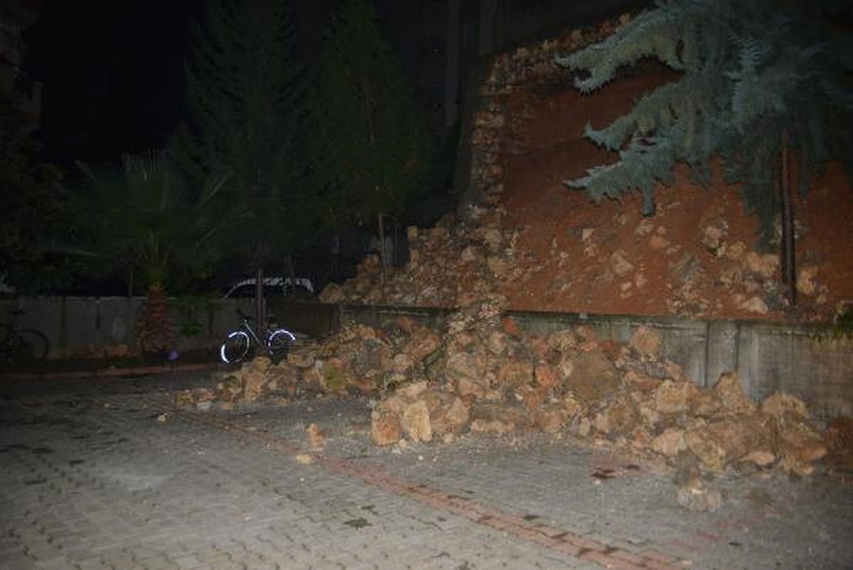 İstinat Duvarı 3 Otomobilin Üzerine Yıkıldı
