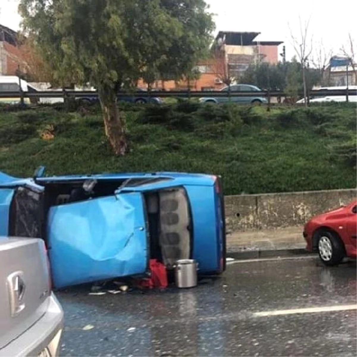 İzmir\'deki İki Kazada Minibüs ve Otomobil Devrildi: 5 Yaralı