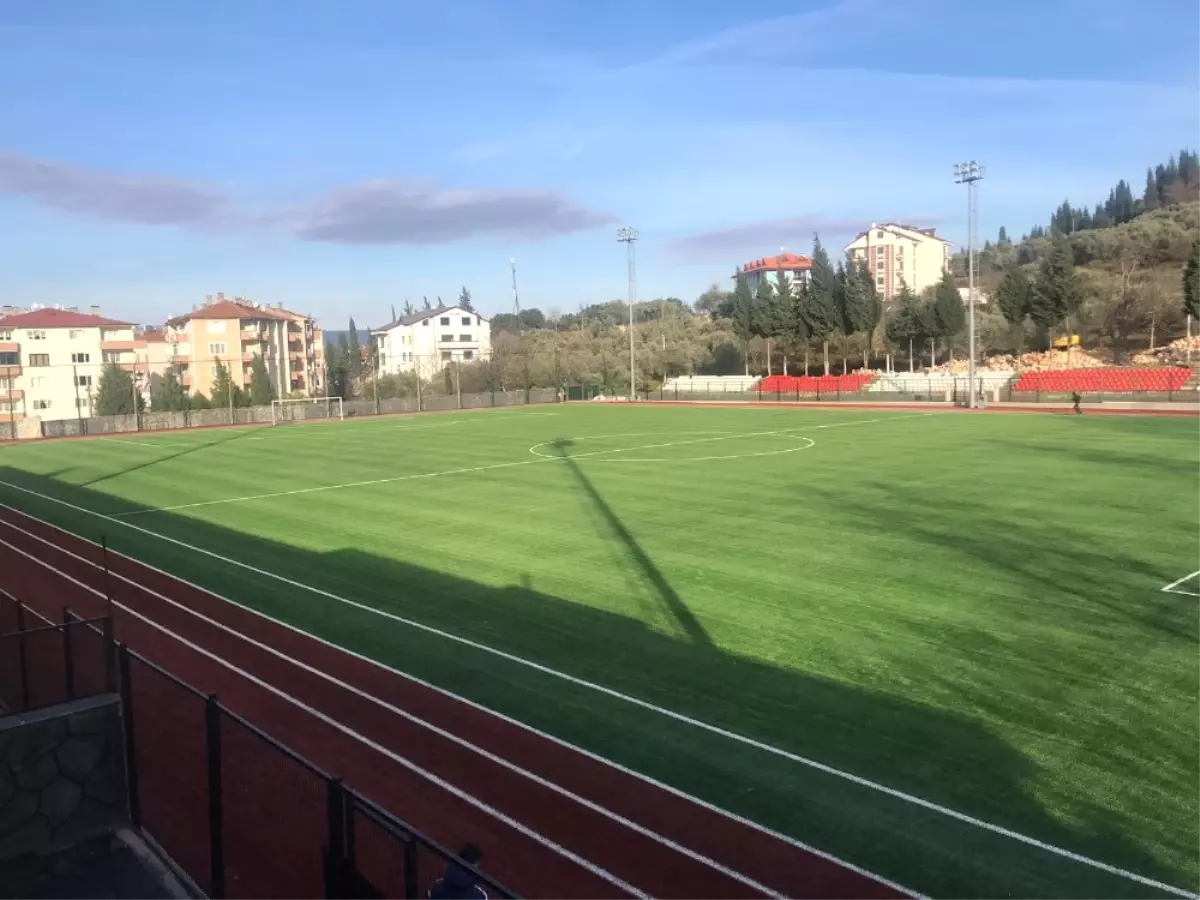 Karamürsel Stadı Yeni Zeminine Kavuştu