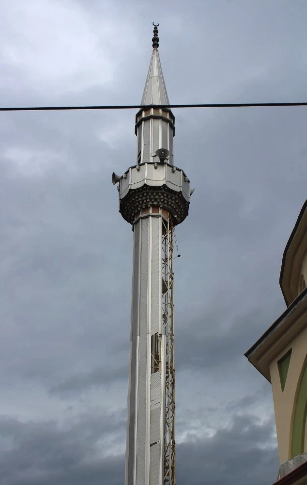 Kocaeli’de Rüzgar Çatıları Uçurdu, Minareleri Parçaladı Son Dakika