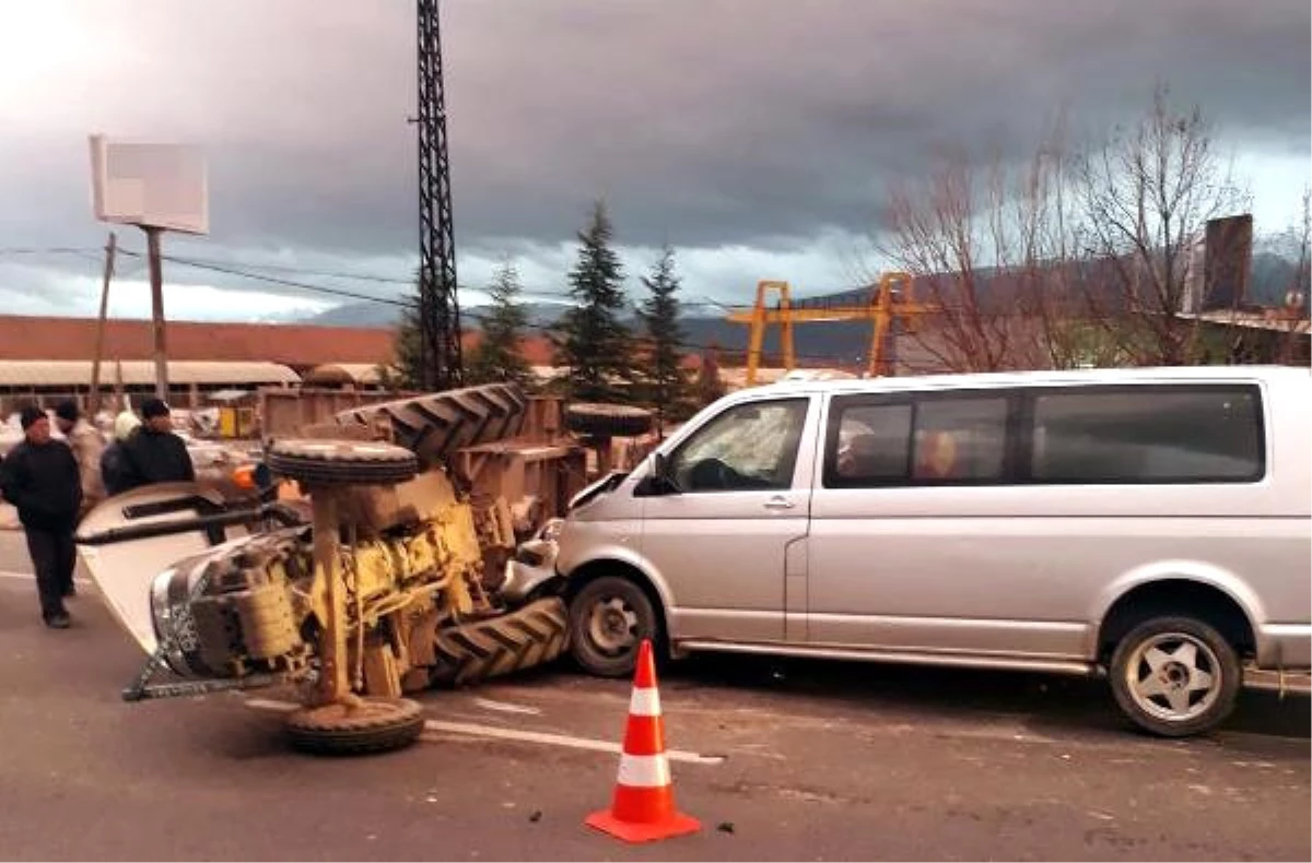 Manisa\'da Minibüs, Traktöre Çarptı: 14 Yaralı