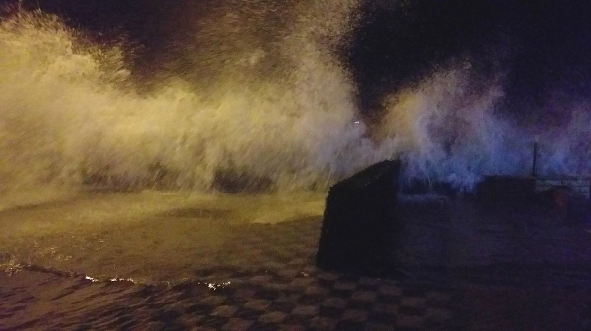 Marmara\'yı Lodos Vurdu: Dalgaların Boyu 6 Metreyi Geçti