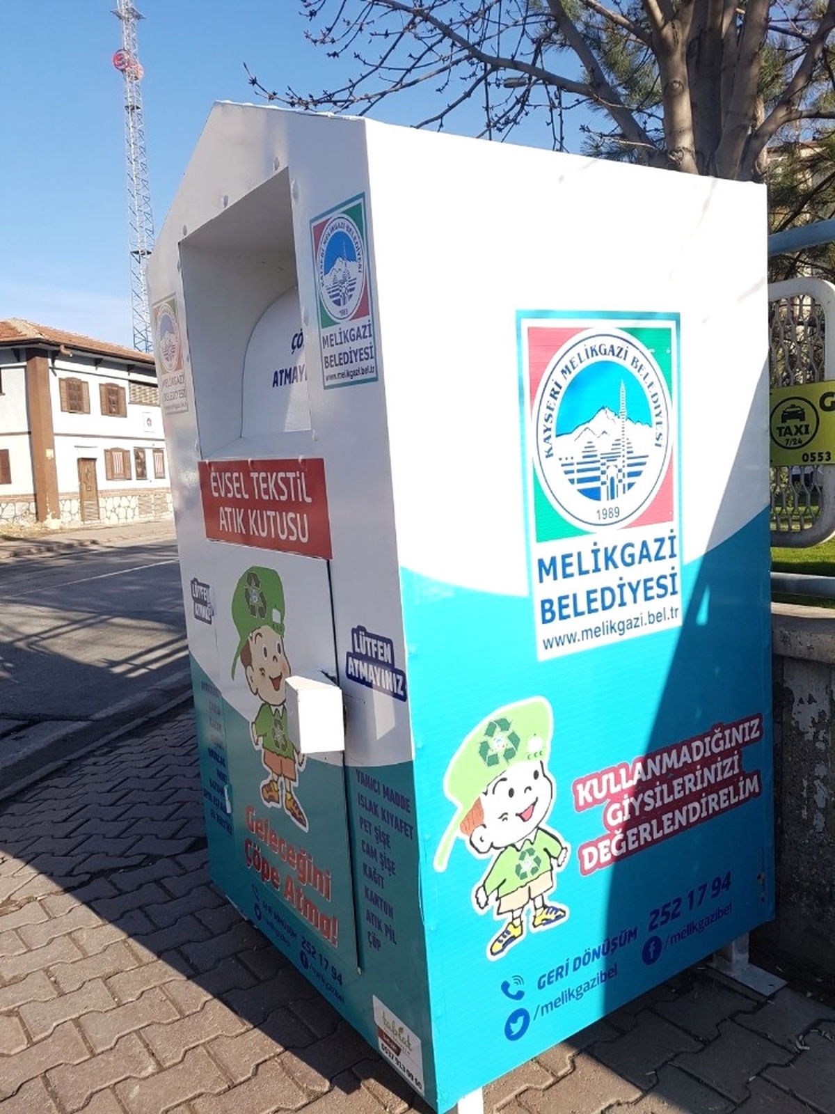 Melikgazi\'deki Kıyafet Kutuları Sosyal Belediyeciliğe Örnek