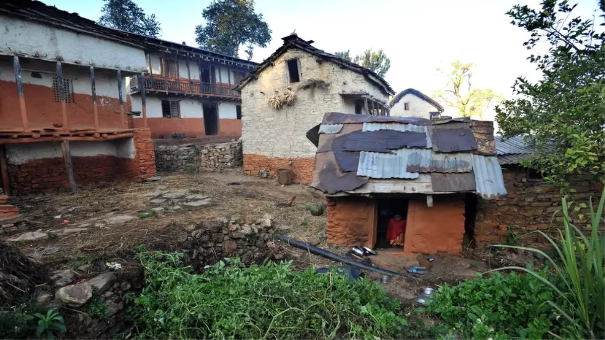 Nepal: Anne, Adet Gördüğü İçin Sürgün Edildiği Kulübede İki Küçük Oğluyla Birlikte Öldü