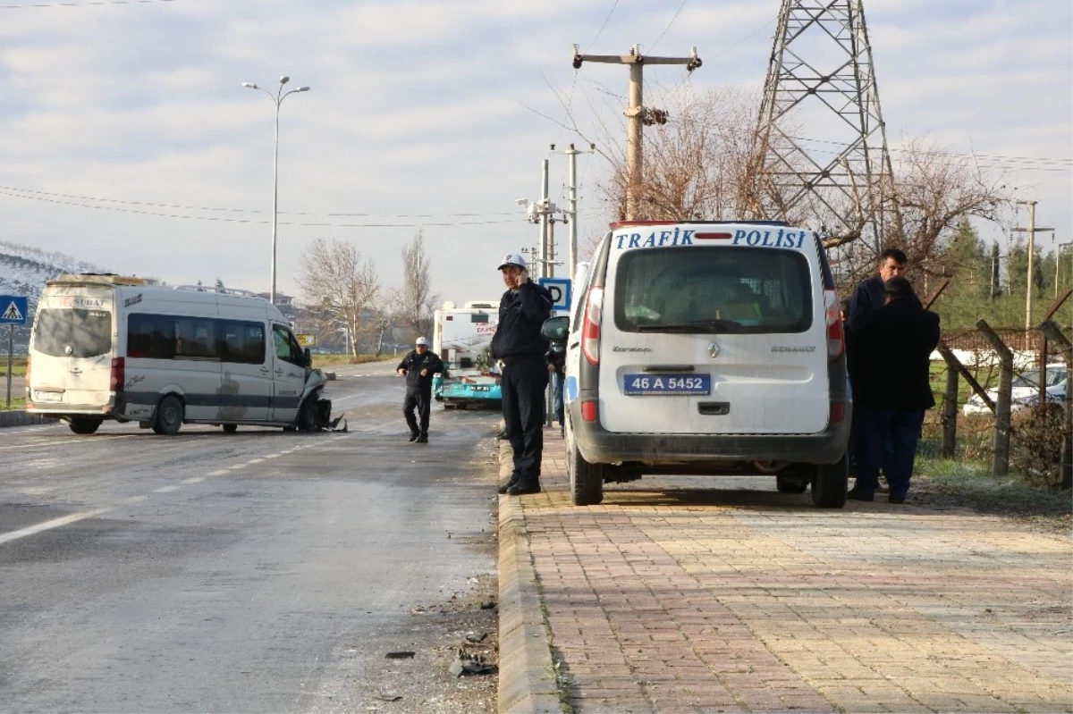 Öğrenci Servisi Halk Otobüsüne Çarptı: 8 Yaralı