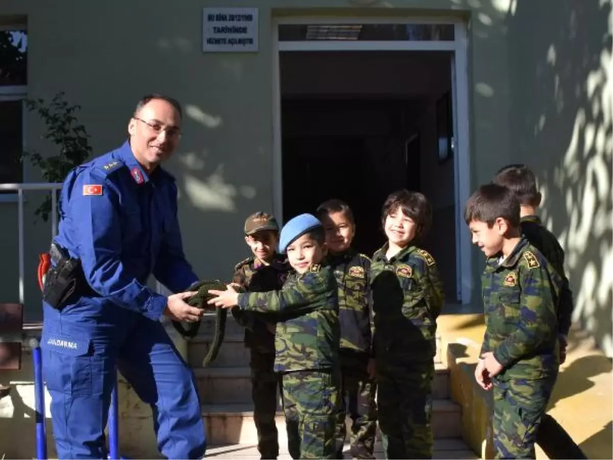 Öğrenciler Mehmetçik İçin Atkı ve Bere Ördü