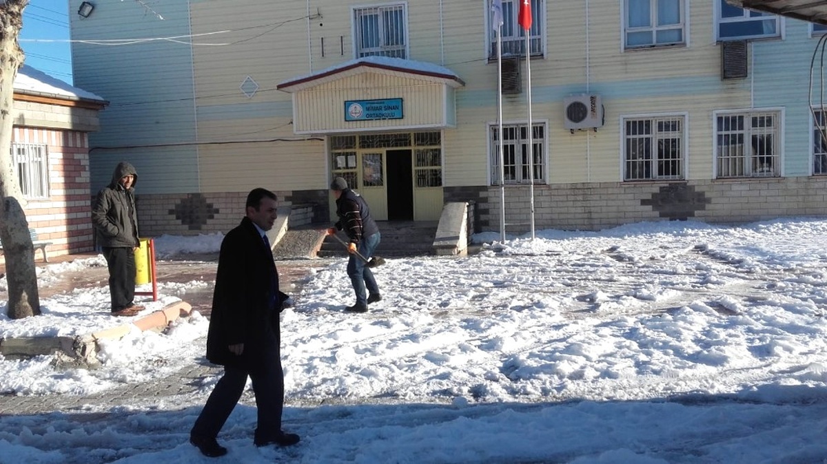Okullarda Buzlanmaya Karşı Tuzlama Çalışması Yapıldı