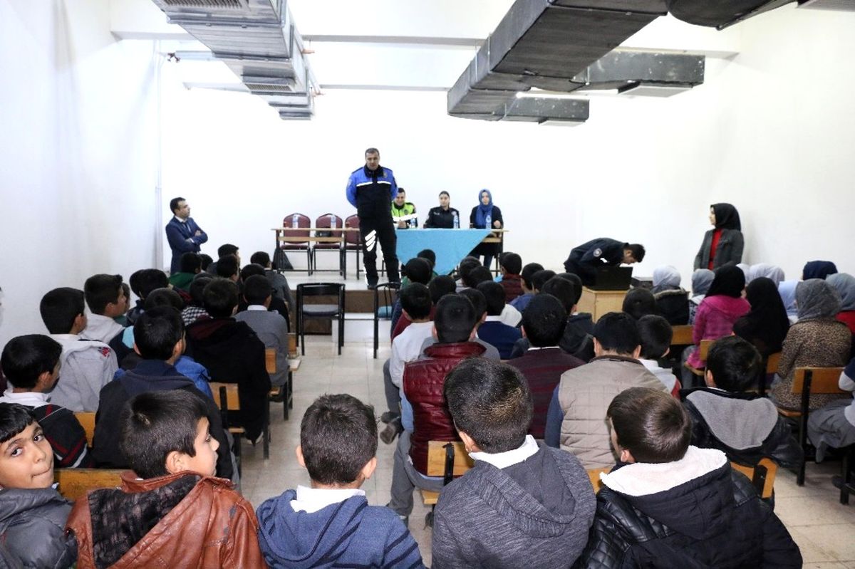Polisler Öğrencilere Polislik Mesleğini Anlattı