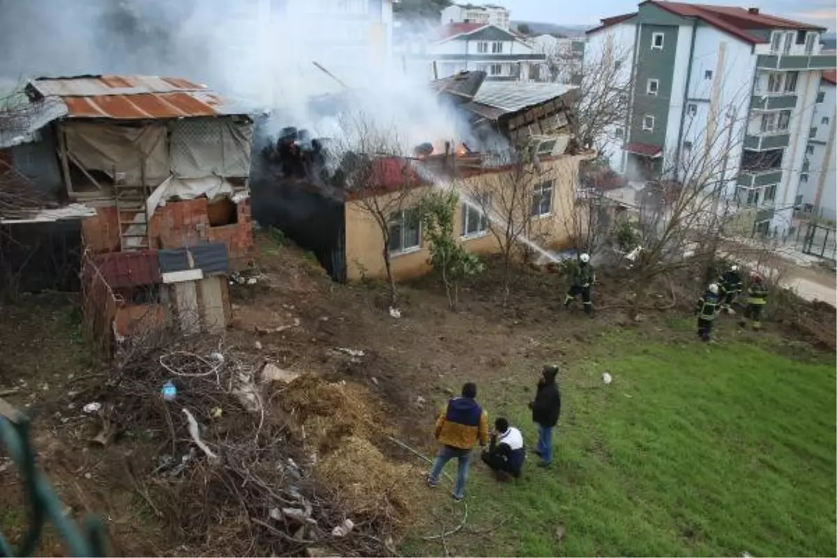 Rüzgarda Baca Devrildi, Evin Çatısı Yandı