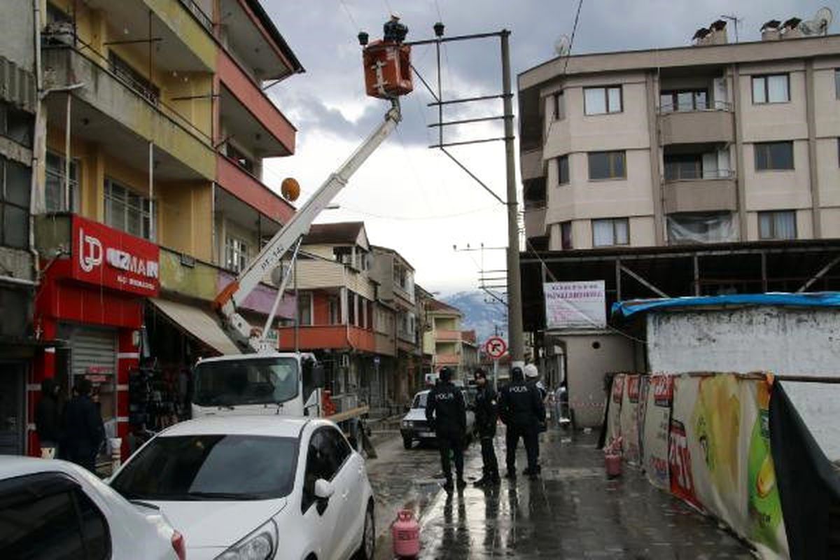 Rüzgarda Çatıdan Düşen Kaplamalar, Elektrik Tellerini Kopardı