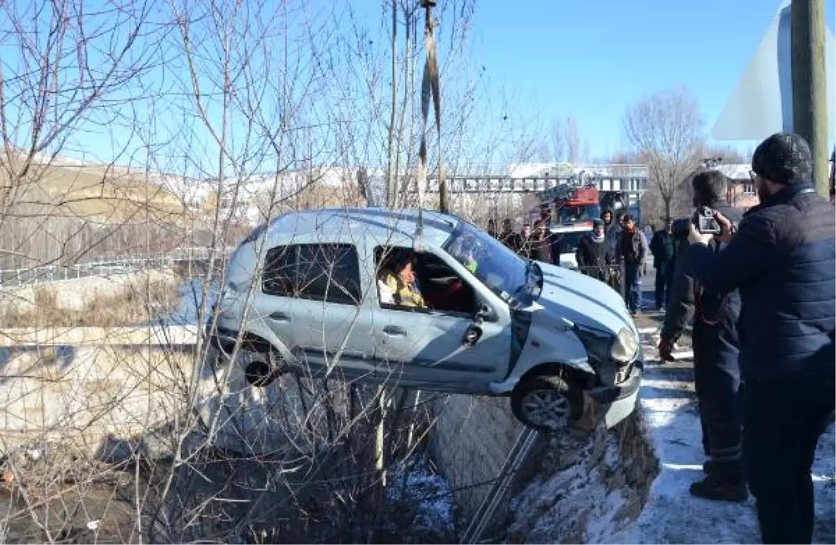 Şarampole Düşen Otomobil, Ağaca Çarptı: 3 Yaralı