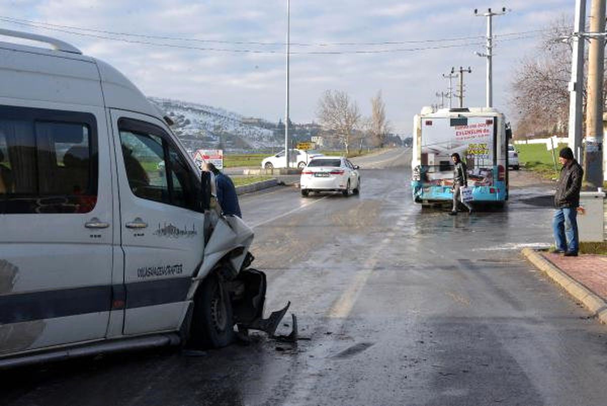 Servis Minibüsü, Halk Otobüsüne Çarptı: 8 Öğrenci Yaralı