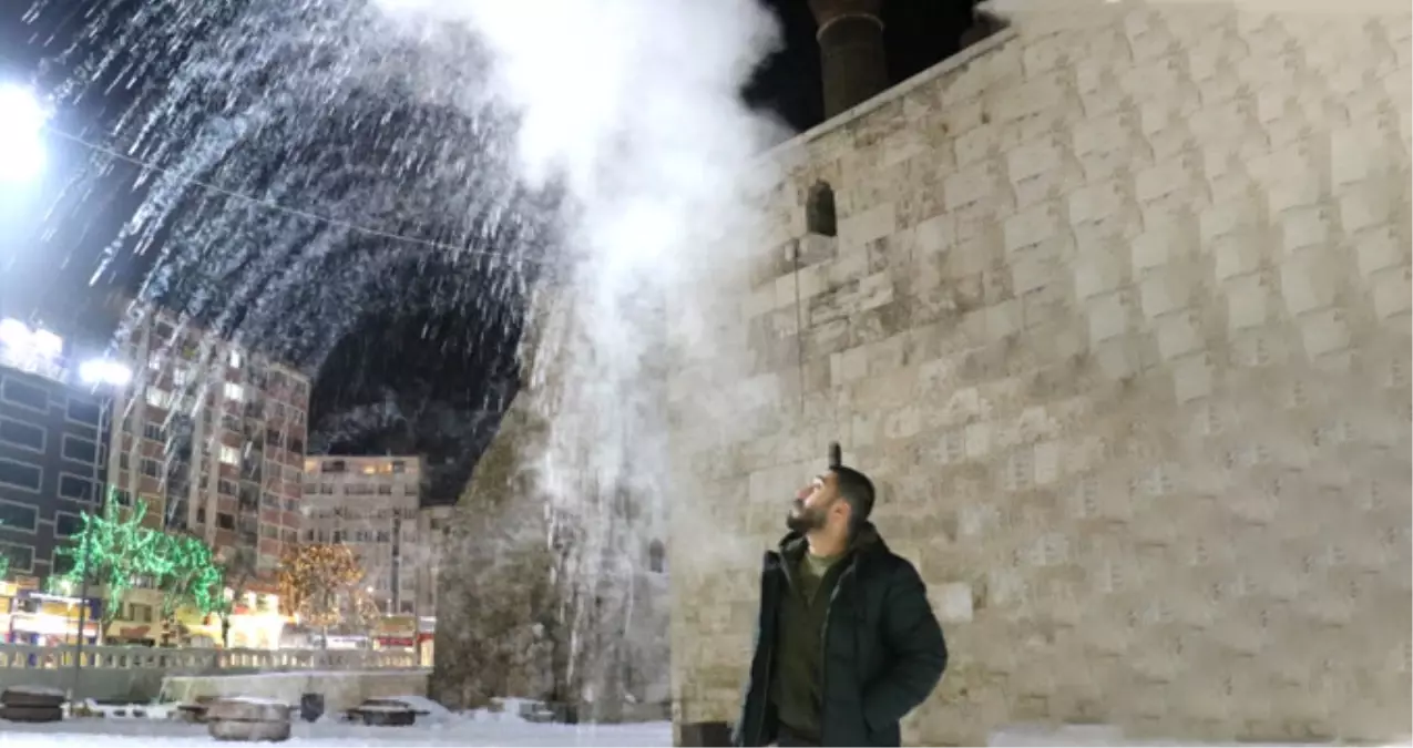 Sivas Dondu! Havaya Atılan Sıcak Su, Buz Taneciği Olarak Yere Düştü