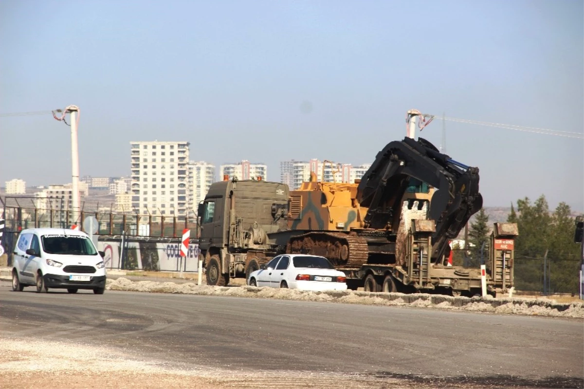 Suriye Sınırına Askeri İş Makineleri Sevk Edildi