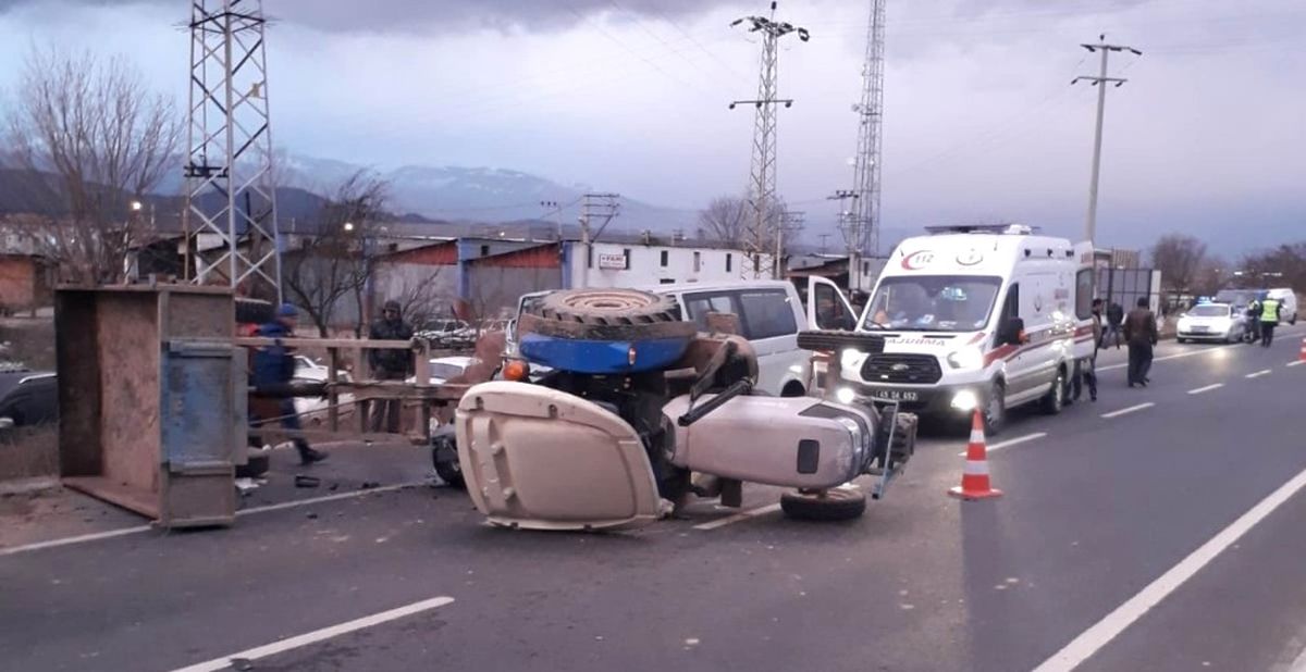 Tarım İşçilerini Taşıyan Traktör Kaza Yaptı: 14 Yaralı