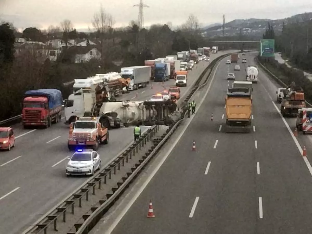 Tem\'de Deterjan Yüklü Tanker Devrildi