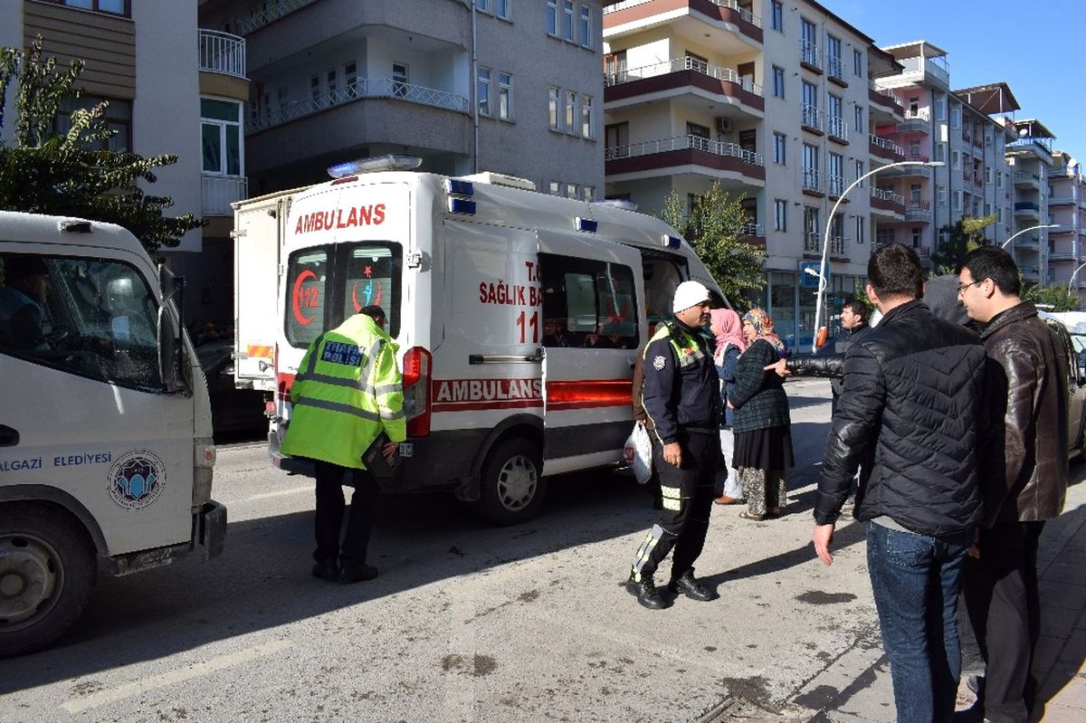 Trafikte Araçların Arasında Kalan Kağıt Toplayıcısı Yaralandı