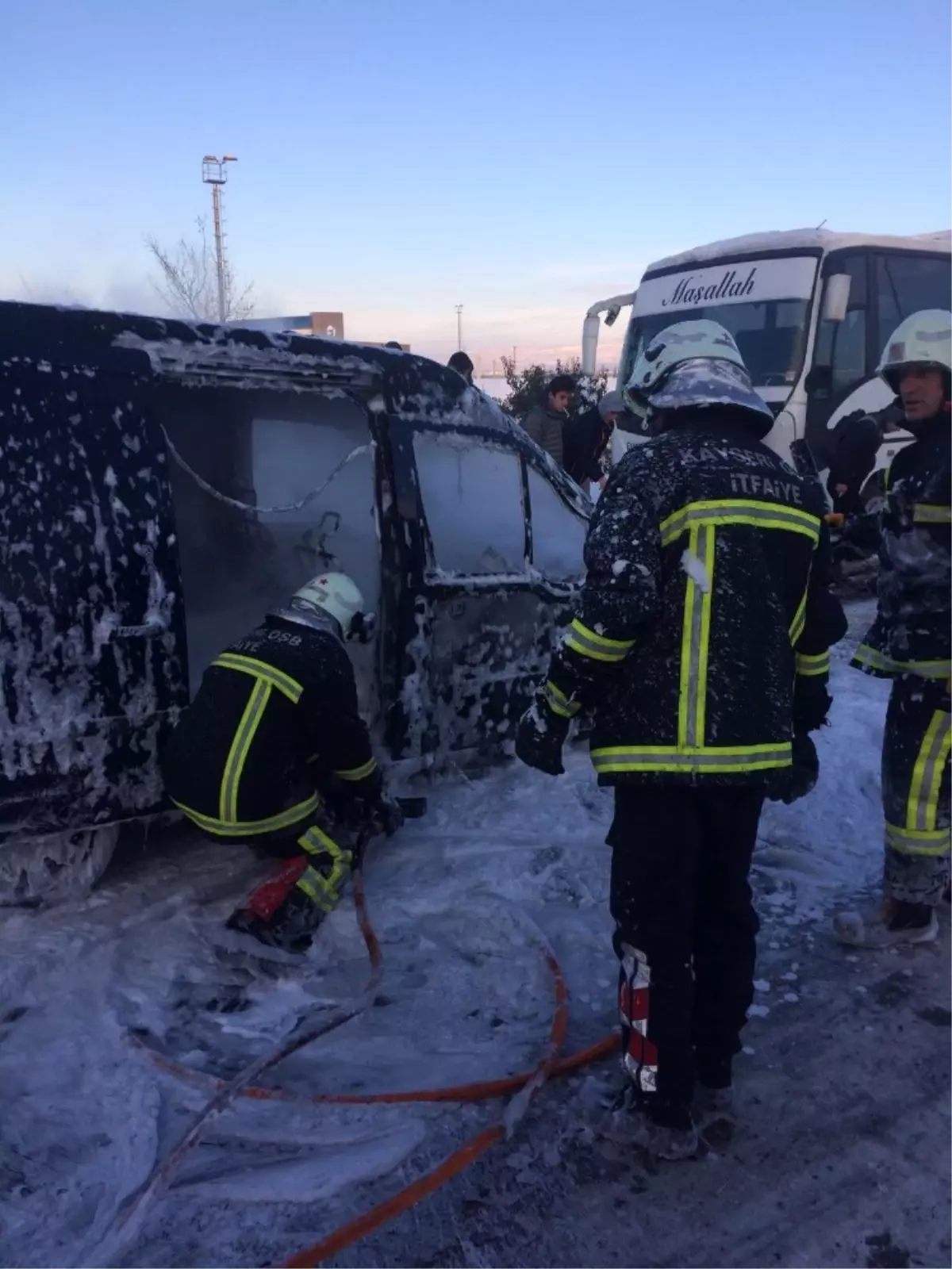 Yanan Otomobili İtfaiye Söndürdü