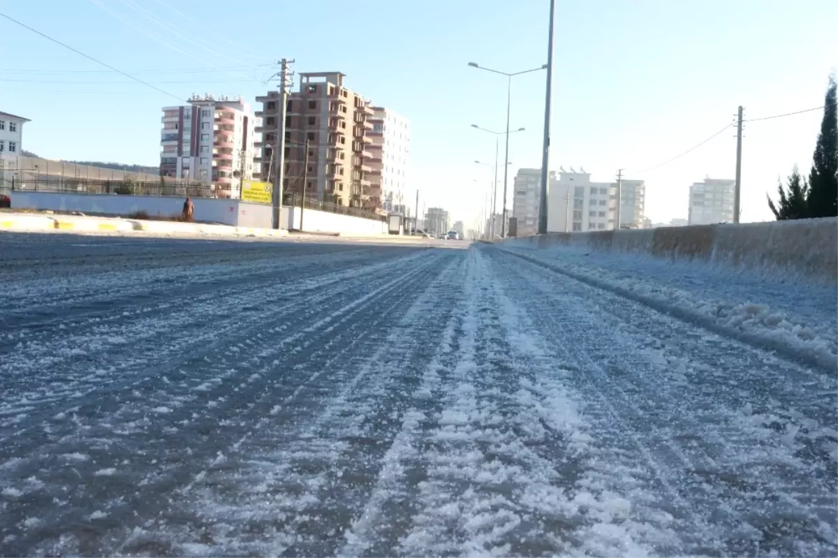 Yollar Buz Pistine Döndü