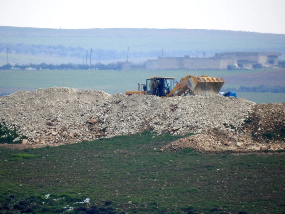 Ypg\'li Teröristler Hendek Kazarken Görüntülendi