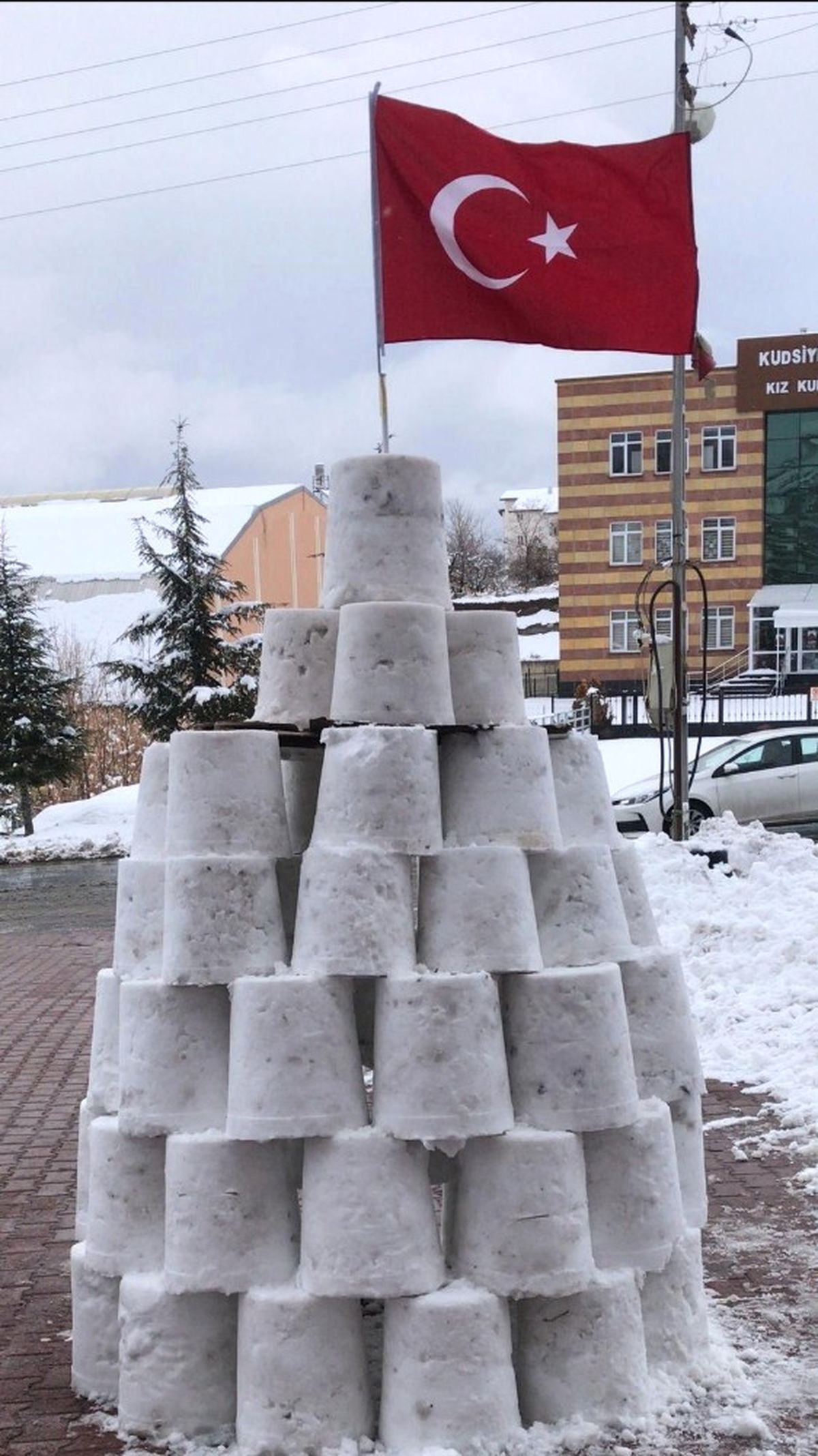 60 Kova Kar ile Kardan Kale Yaptı