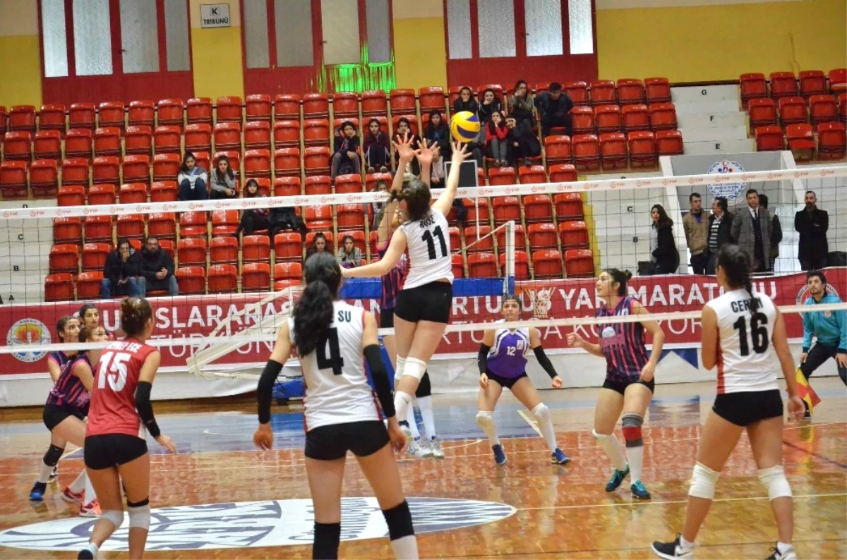 Adana\'da Okullararası Genç Kızlar Voleybol Müsabakaları Tamamlandı