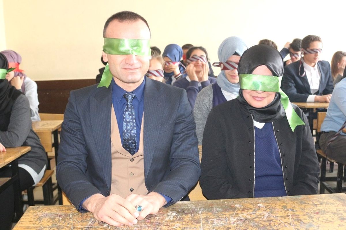Ağrı\'da Öğrenciler Gözlerini Bağlayıp Engelli Oldular