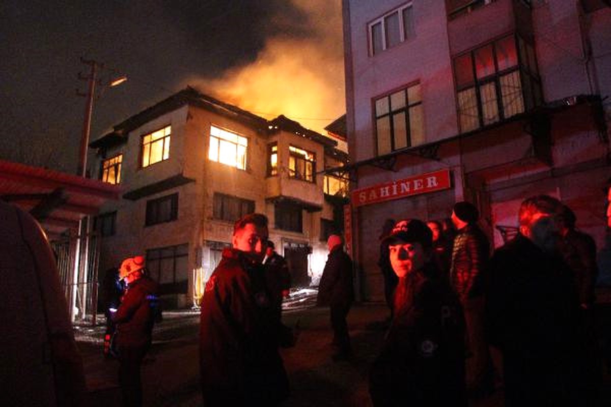 Alev Alan Çamaşır Kurutma Makinesi 3 Katlı Ahşap Evi Yaktı
